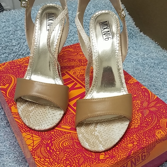 Beige and white high Heels - Picture 2 of 7